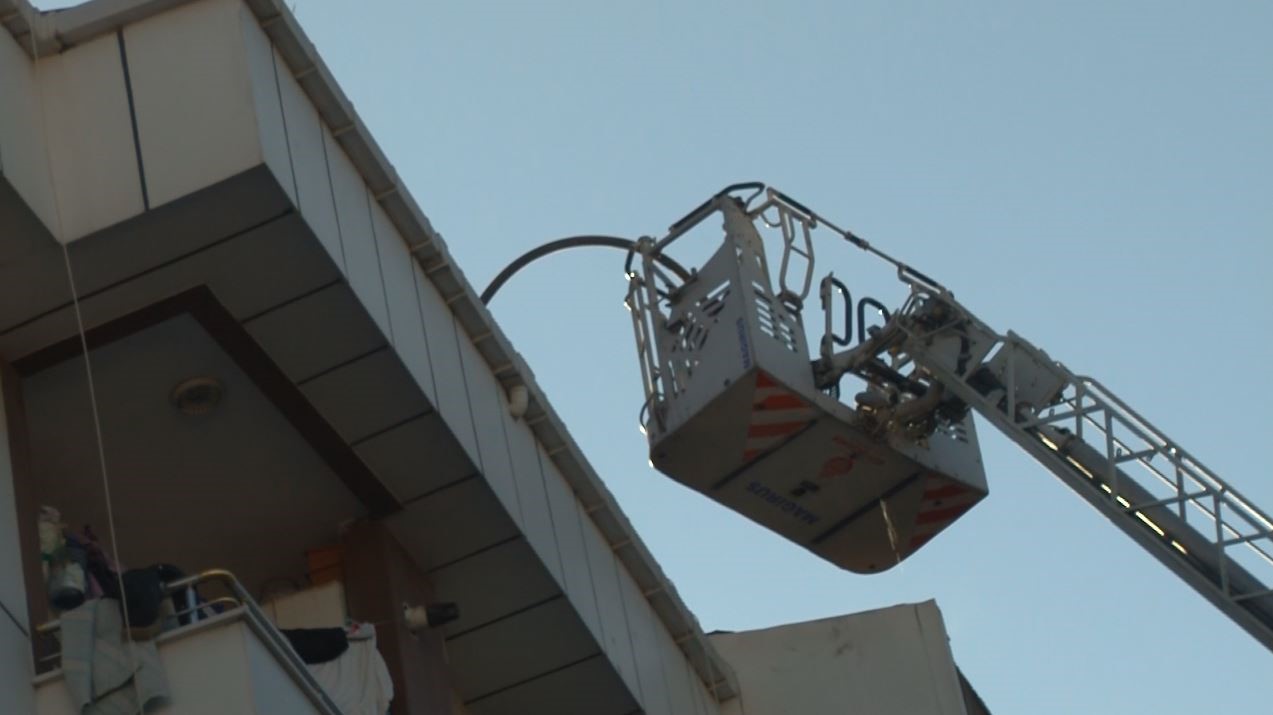 Esenyurt’ta çatıda çıkan yangın 3 binaya sıçradı
