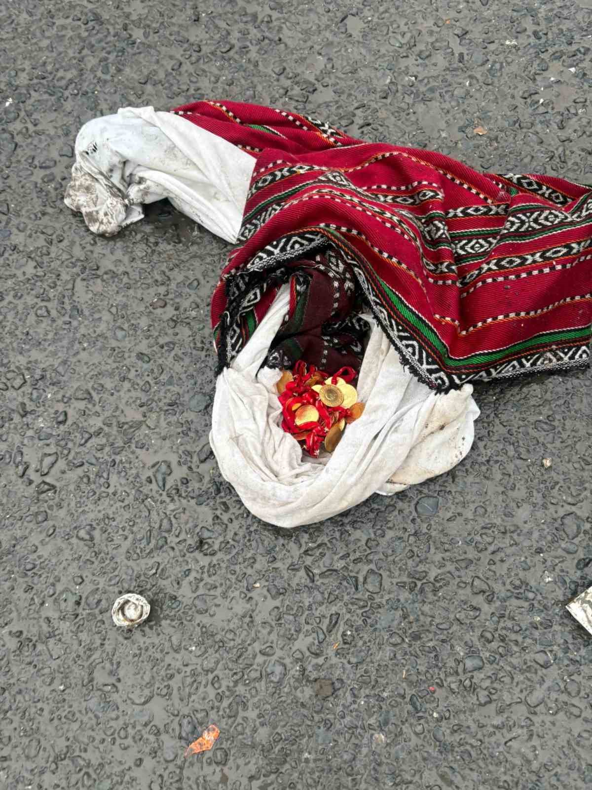 Esenyurt’ta çöpten servet çıktı: 1 milyon 200 bin TL’lik altın sahibine teslim edildi
