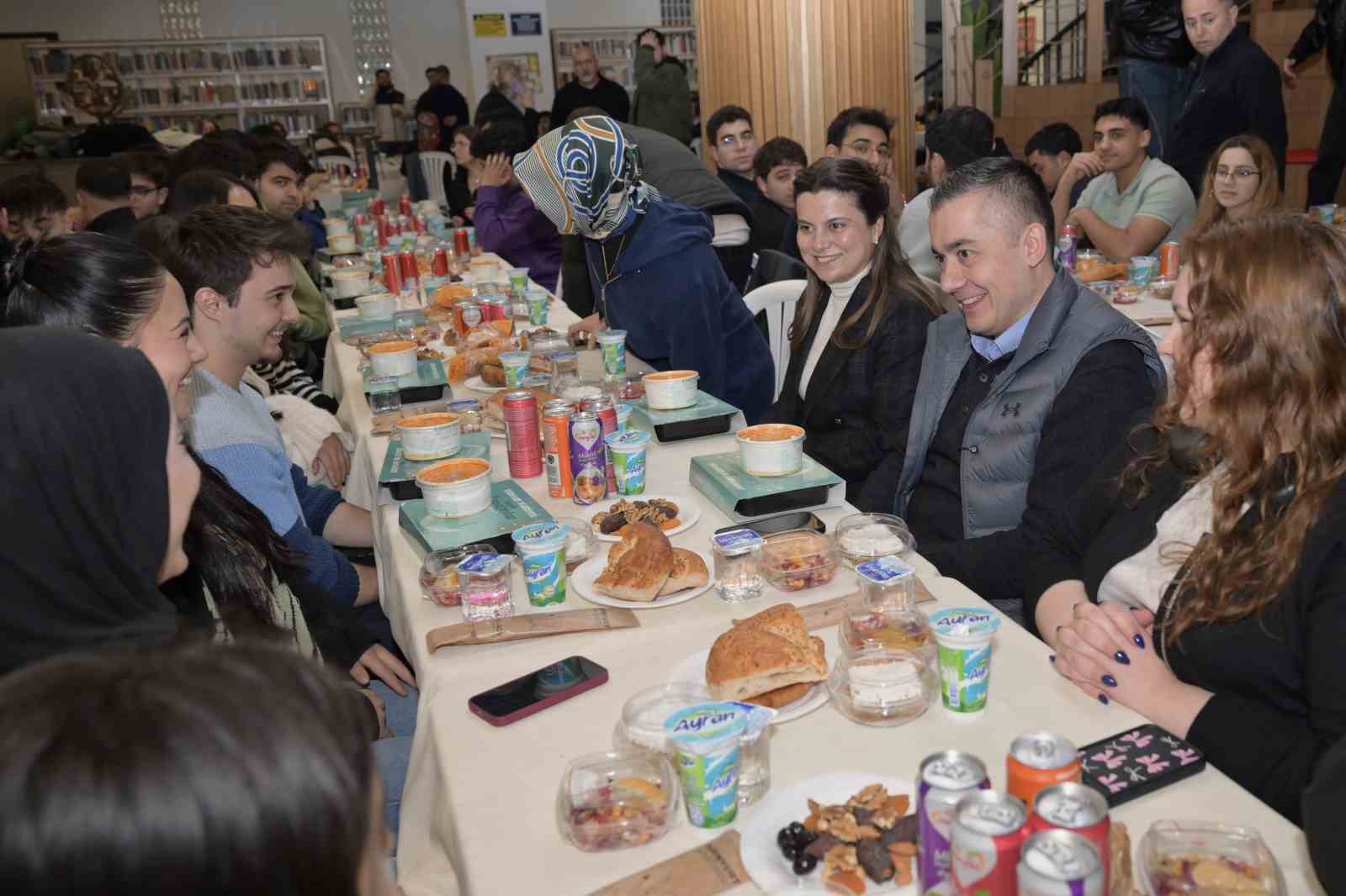 Esenyurt’ta gençlerle iftar buluşması
