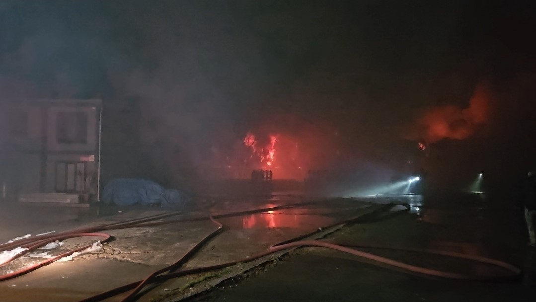Esenyurt’ta hırdavat deposunda başlayan yangın geniş alana sıçradı
