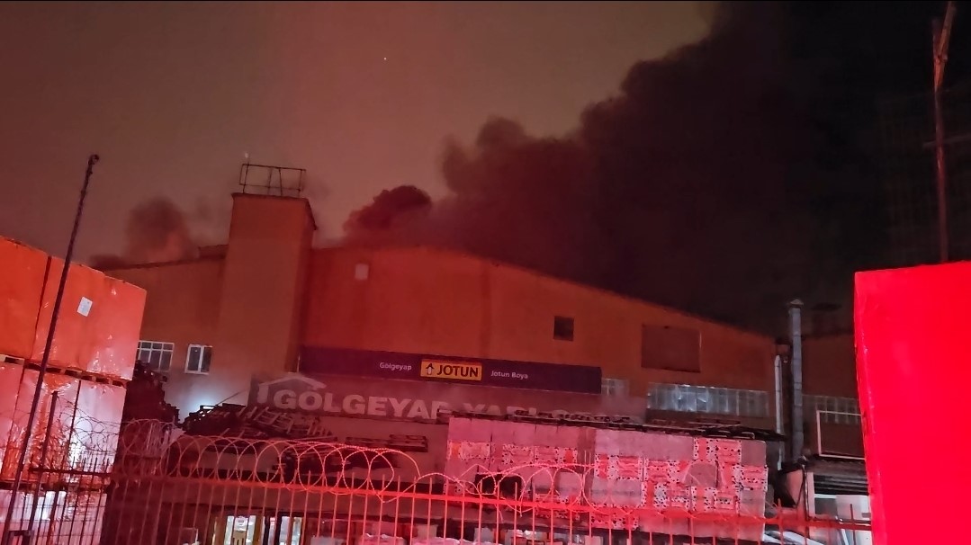 Esenyurt’ta hırdavat deposunda başlayan yangın geniş alana sıçradı
