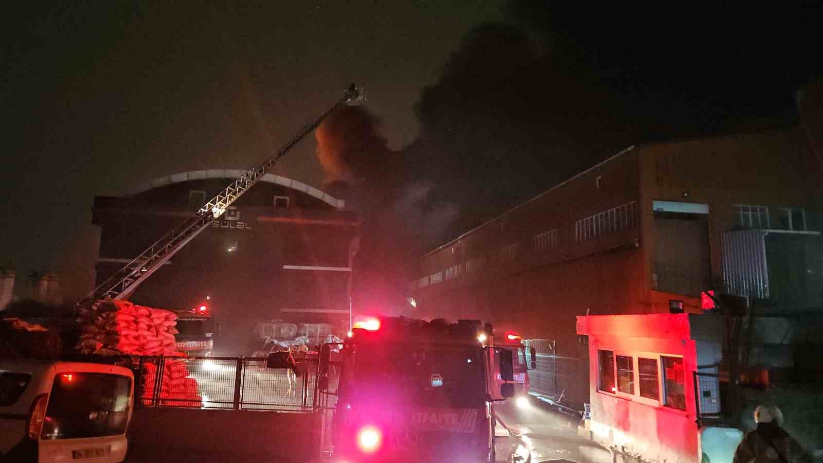 Esenyurt’ta hırdavat deposunda başlayan yangın geniş alana sıçradı
