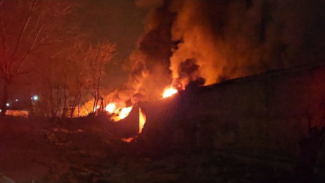 Esenyurt’ta hırdavat deposunda başlayan yangın geniş alana sıçradı
