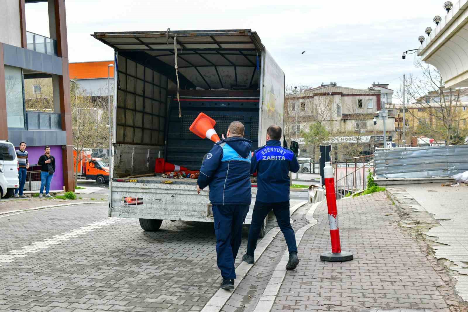 Esenyurt’ta kaldırım işgallerine zabıta engeli
Esenyurt’ta kaldırım işgallerine zabıta engeli
