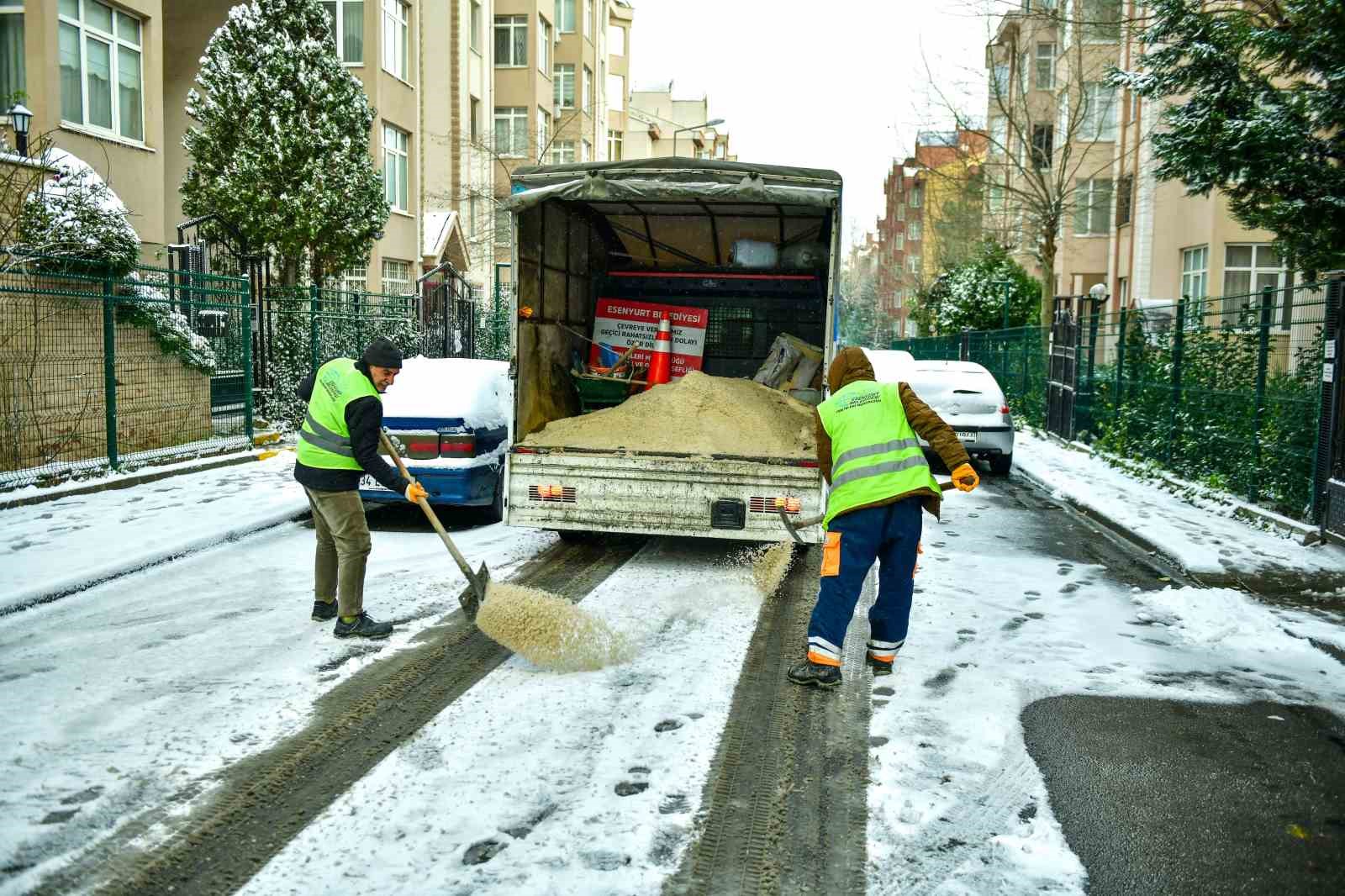 Esenyurt’ta karla mücadele çalışmaları aralıksız sürüyor
