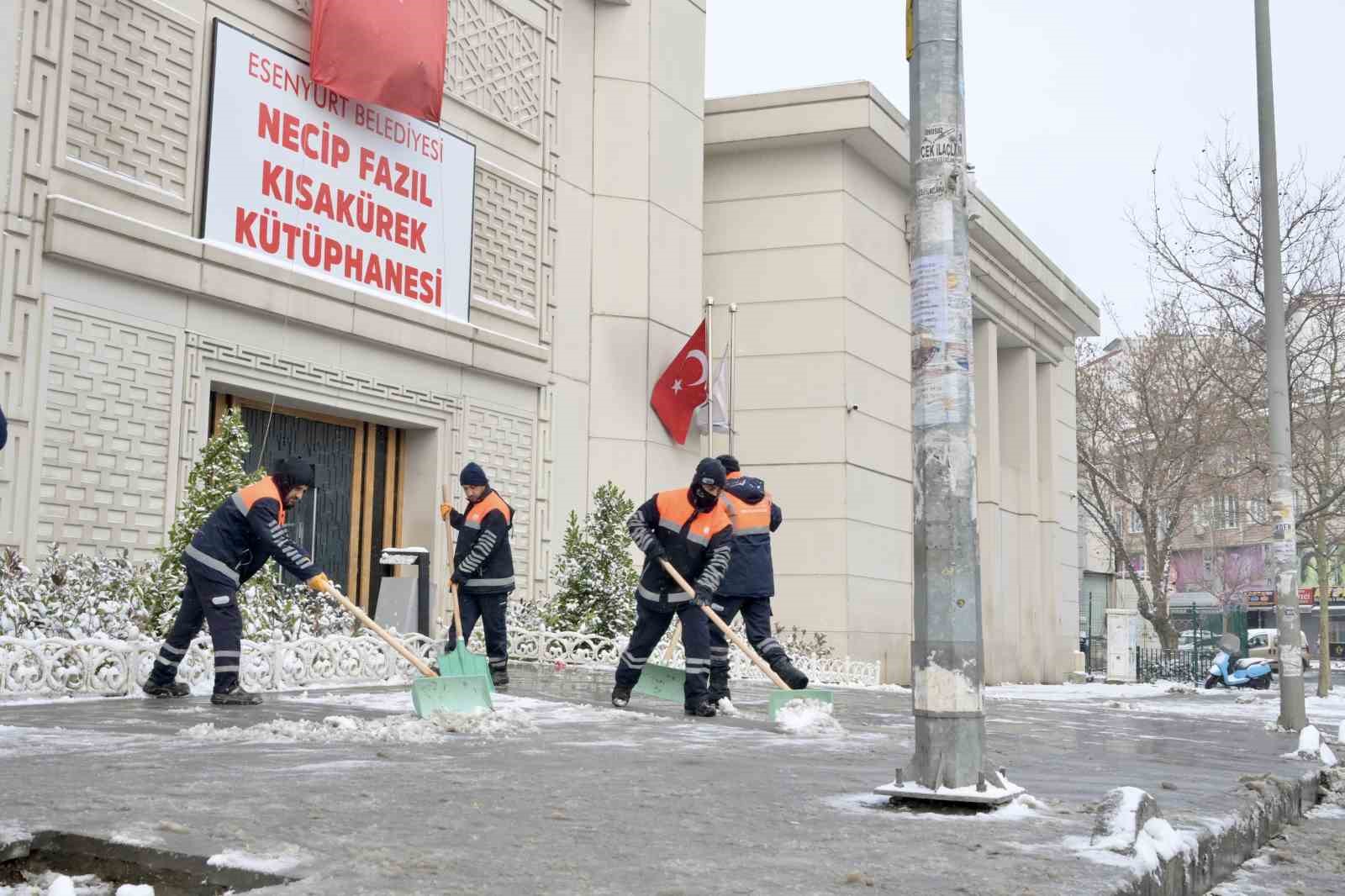Esenyurt’ta karla mücadele çalışmaları aralıksız sürüyor
