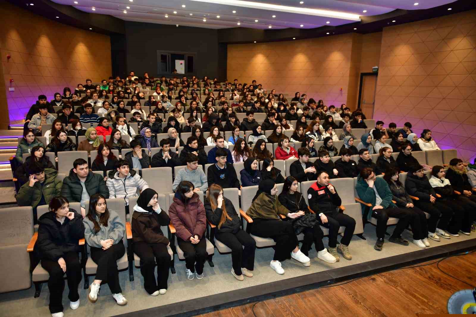 Esenyurt’ta liselilere arama kurtarma eğitimi
