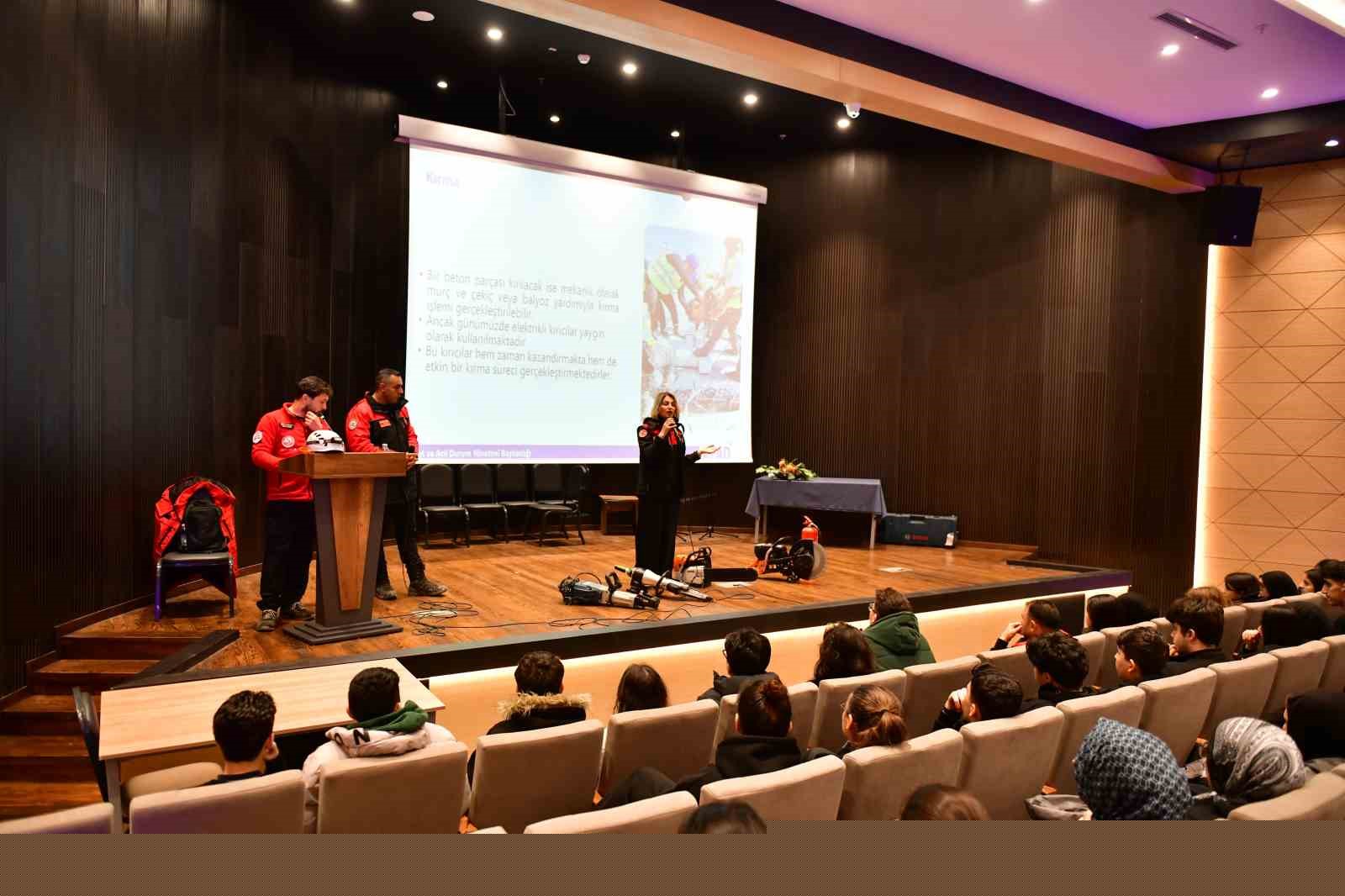 Esenyurt’ta liselilere arama kurtarma eğitimi
