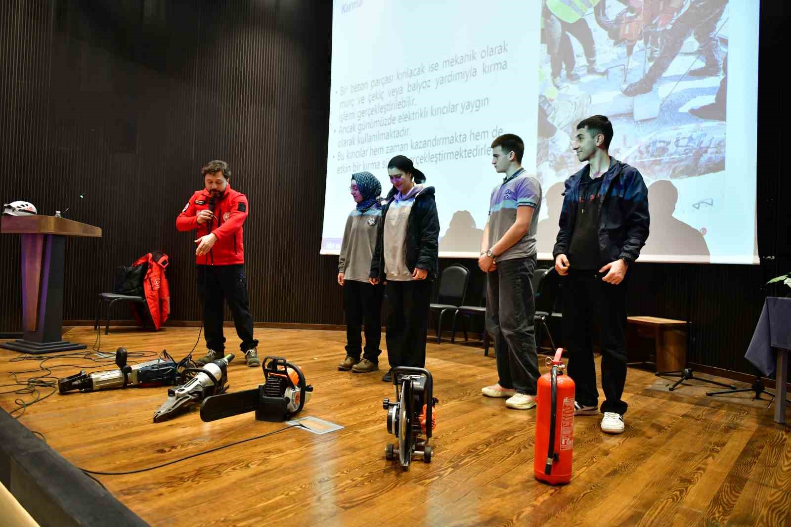 Esenyurt’ta liselilere arama kurtarma eğitimi
