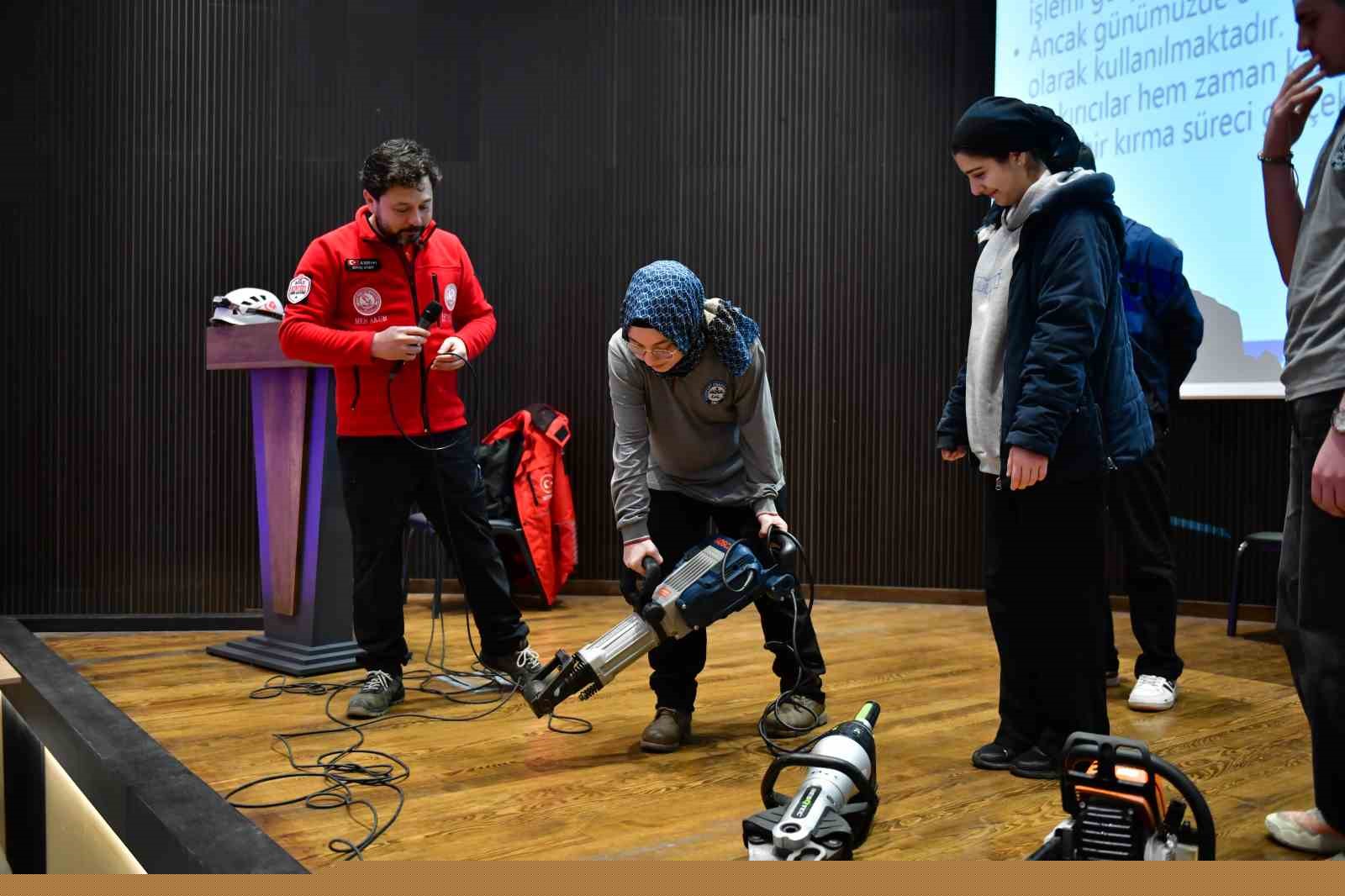 Esenyurt’ta liselilere arama kurtarma eğitimi
