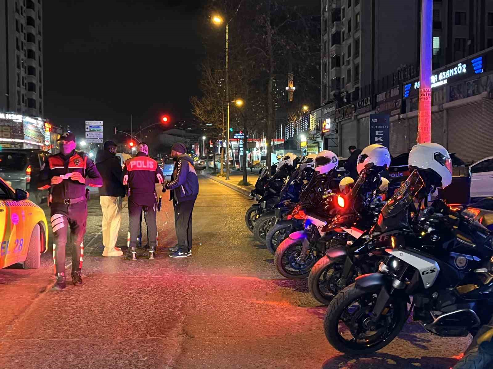 Esenyurt’ta polis ekiplerinden trafik denetimi
