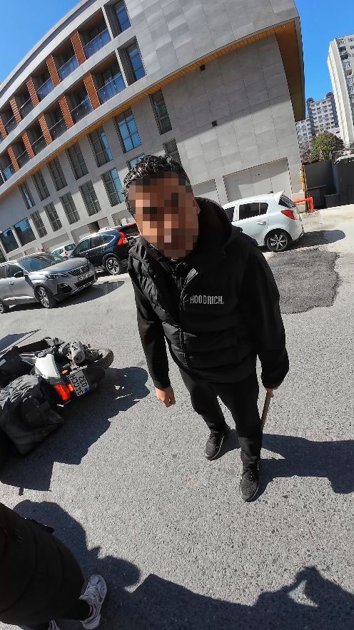 Esenyurt’ta şerit ihlali yapan sürücüyü uyaran motorkurye darp edildi
