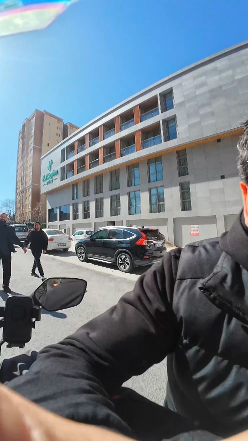 Esenyurt’ta şerit ihlali yapan sürücüyü uyaran motorkurye darp edildi
