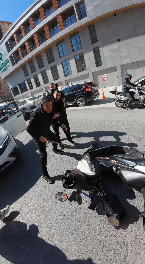 Esenyurt’ta şerit ihlali yapan sürücüyü uyaran motorkurye darp edildi
