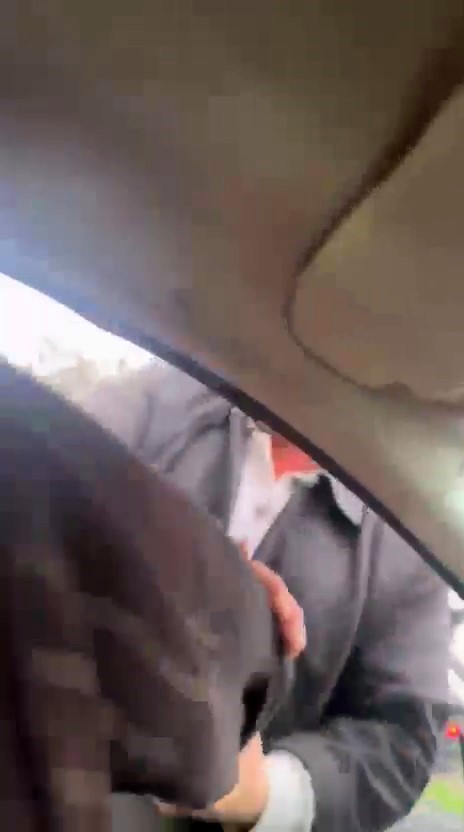 Esenyurt’ta servis şoförü trafik tartışmasında otomobil sürücüsüne saldırdı: O anlar kamerada
