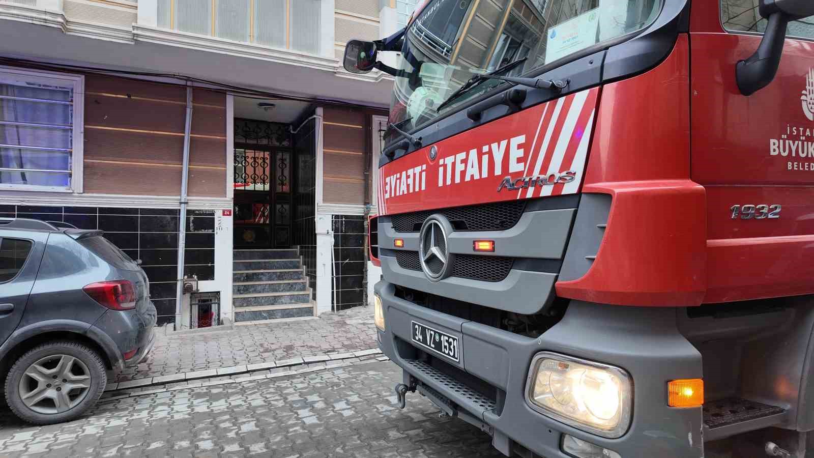 Esenyurt’ta sinir krizi geçiren kadın bir otomobilin üzerine çıkarak zıpladı: O anlar kamerada
Esenyurt’ta sinir krizi geçiren kadın bir otomobilin üzerine çıkarak zıpladı: O anlar kamerada