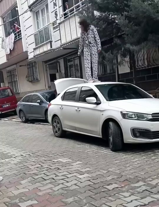 Esenyurt’ta sinir krizi geçiren kadın bir otomobilin üzerine çıkarak zıpladı: O anlar kamerada
Esenyurt’ta sinir krizi geçiren kadın bir otomobilin üzerine çıkarak zıpladı: O anlar kamerada