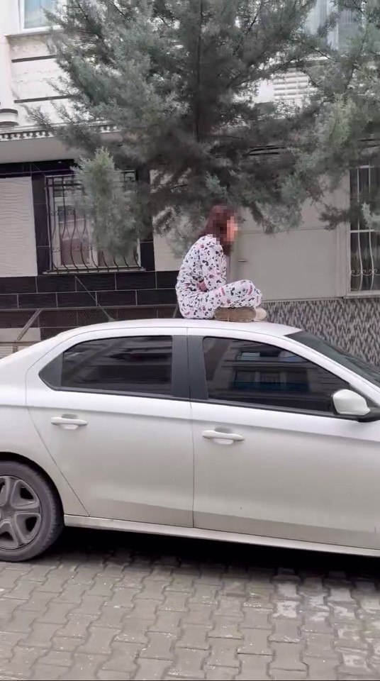 Esenyurt’ta sinir krizi geçiren kadın bir otomobilin üzerine çıkarak zıpladı: O anlar kamerada
Esenyurt’ta sinir krizi geçiren kadın bir otomobilin üzerine çıkarak zıpladı: O anlar kamerada