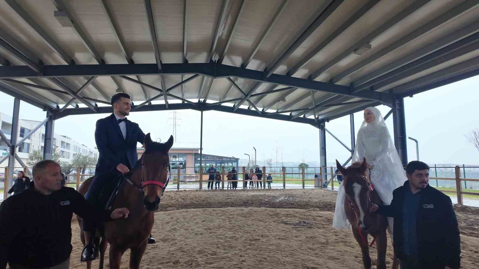 Esenyurt’ta sıra dışı nikahta gelin ve damat at üstünde dünya evine girdi
