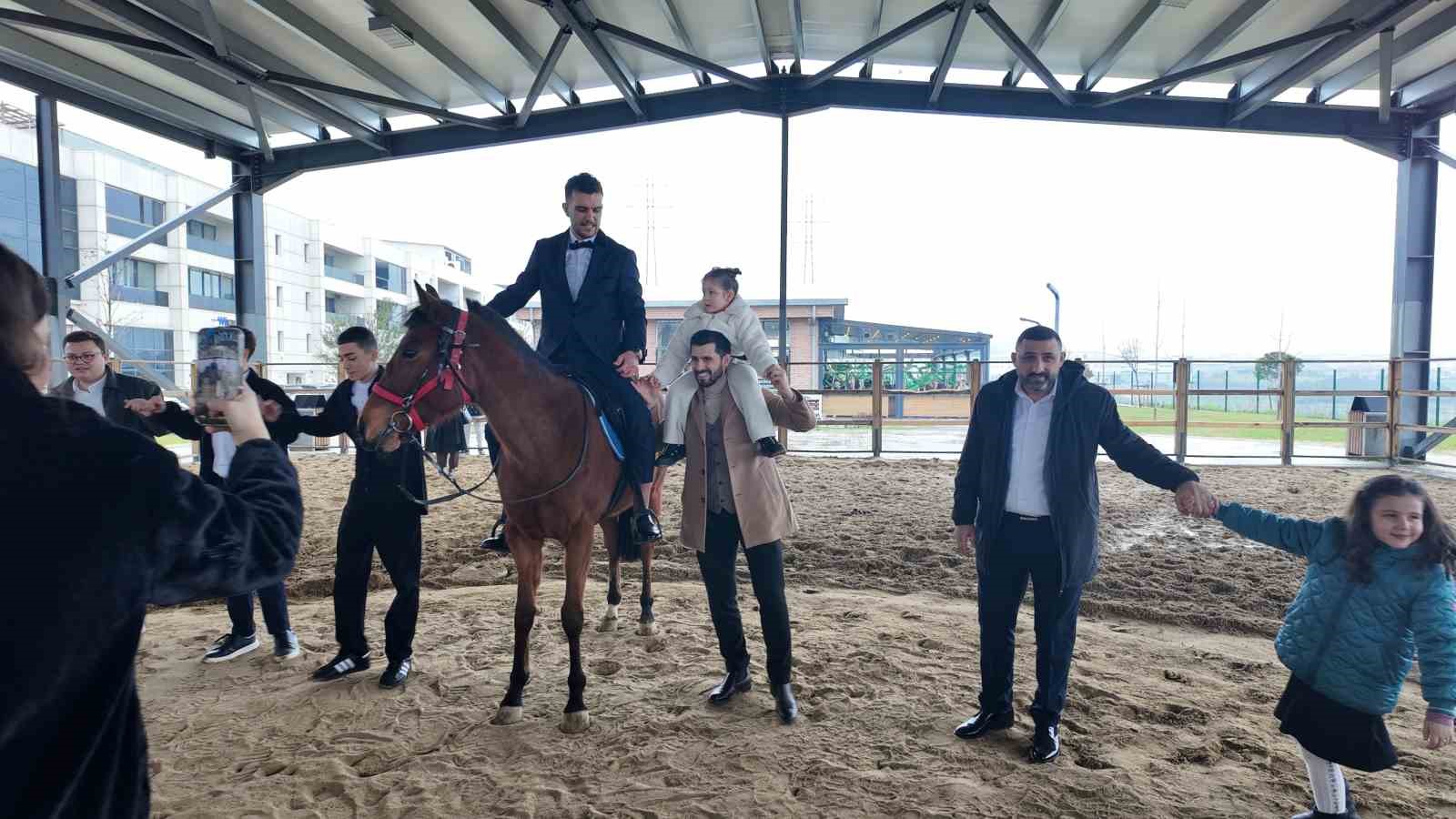 Esenyurt’ta sıra dışı nikahta gelin ve damat at üstünde dünya evine girdi
