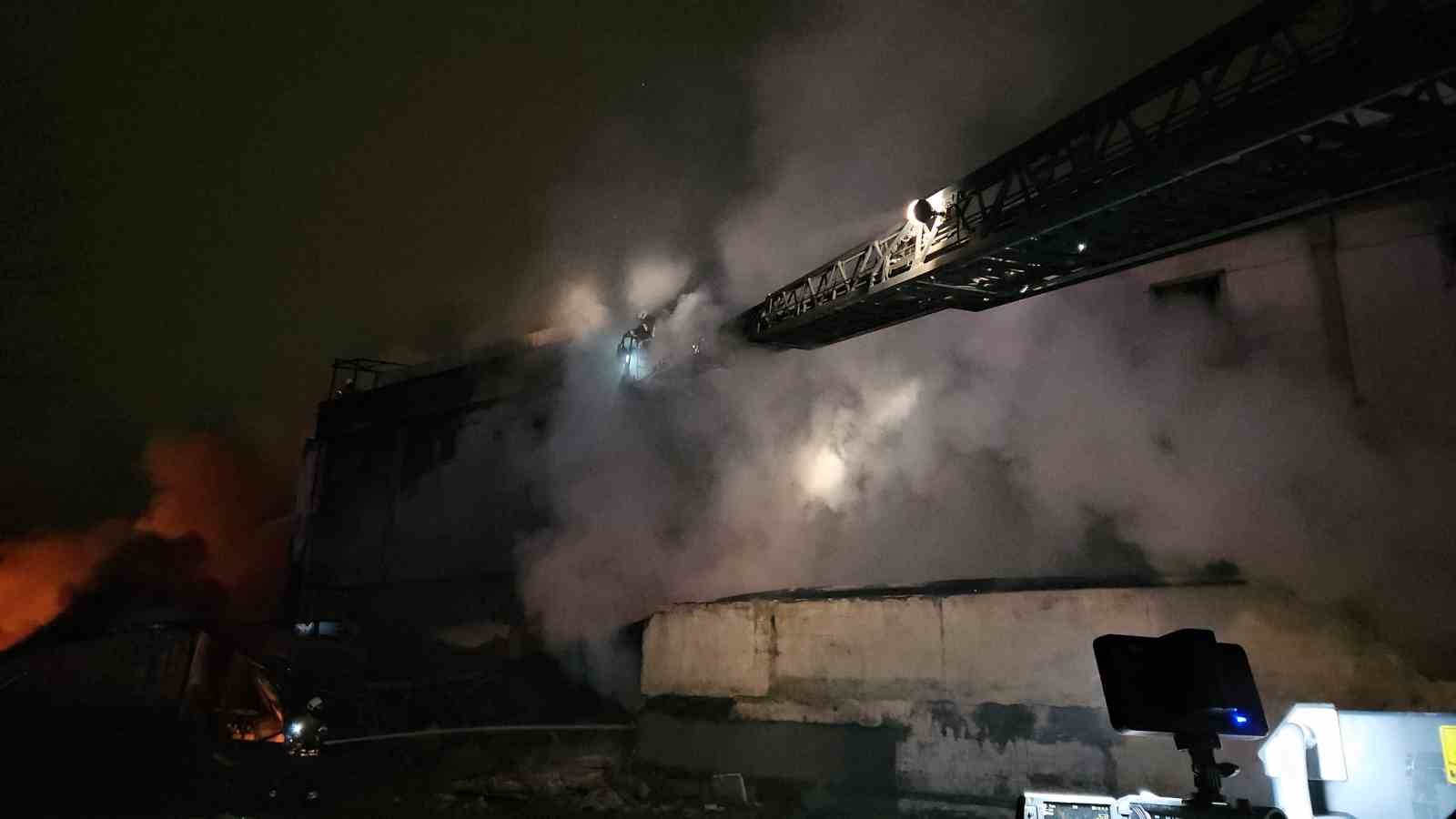 Esenyurt’taki fabrika yangını 4 saattir devam ediyor: Patlamalar peş peşe geldi

