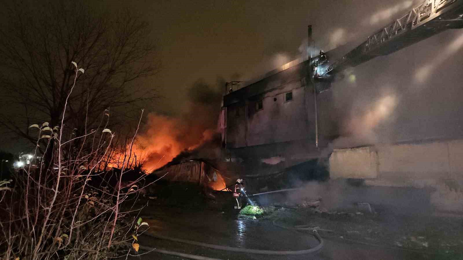 Esenyurt’taki fabrika yangını 4 saattir devam ediyor: Patlamalar peş peşe geldi
