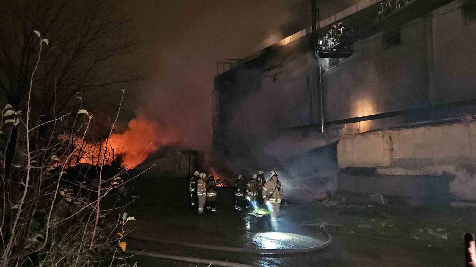 Esenyurt’taki fabrika yangını 4 saattir devam ediyor: Patlamalar peş peşe geldi
