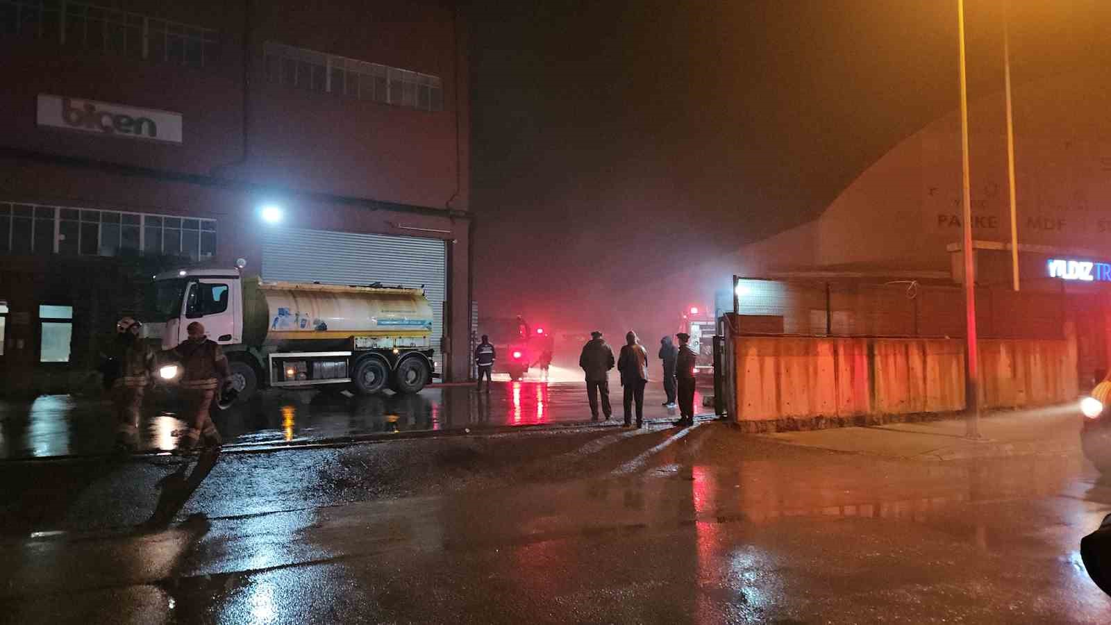 Esenyurt’taki fabrika yangını 4 saattir devam ediyor: Patlamalar peş peşe geldi

