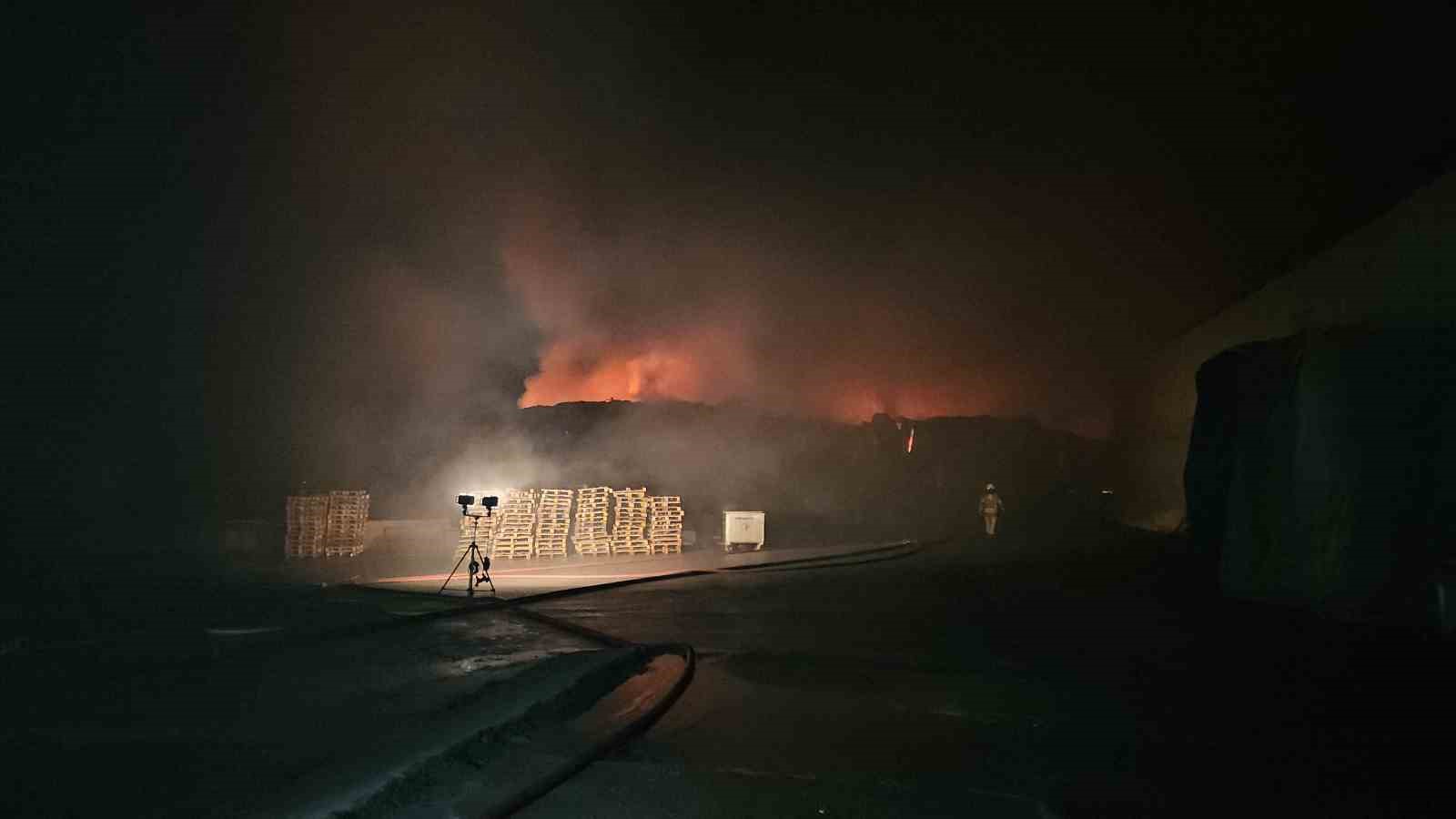 Esenyurt’taki fabrika yangını 4 saattir devam ediyor: Patlamalar peş peşe geldi
