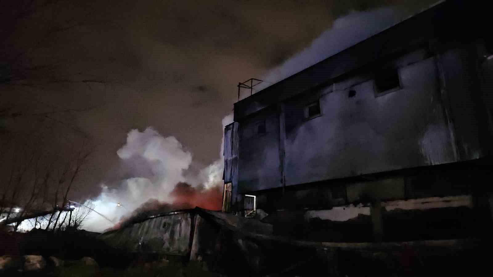 Esenyurt’taki fabrika yangını 6 saattir devam ediyor
