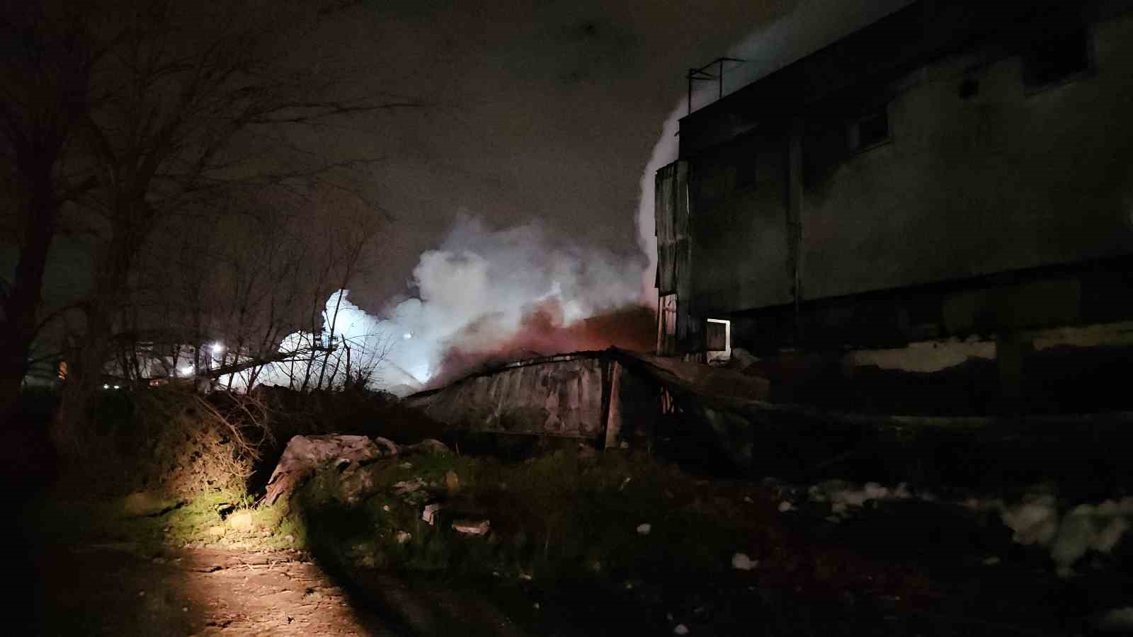 Esenyurt’taki fabrika yangını 6 saattir devam ediyor
