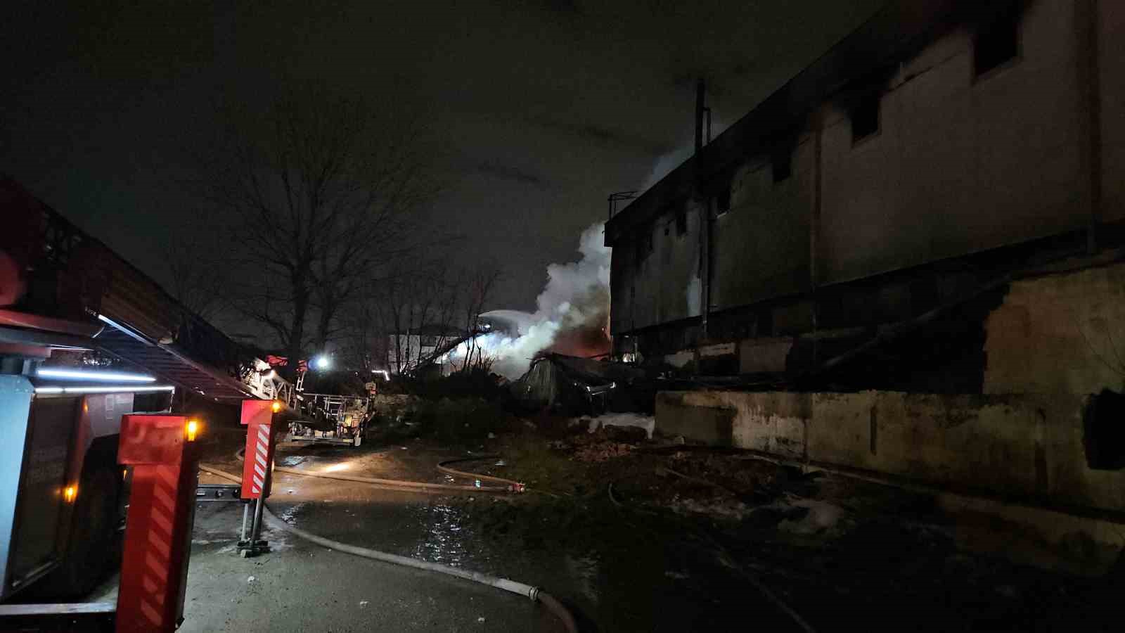 Esenyurt’taki fabrika yangını 6 saattir devam ediyor
