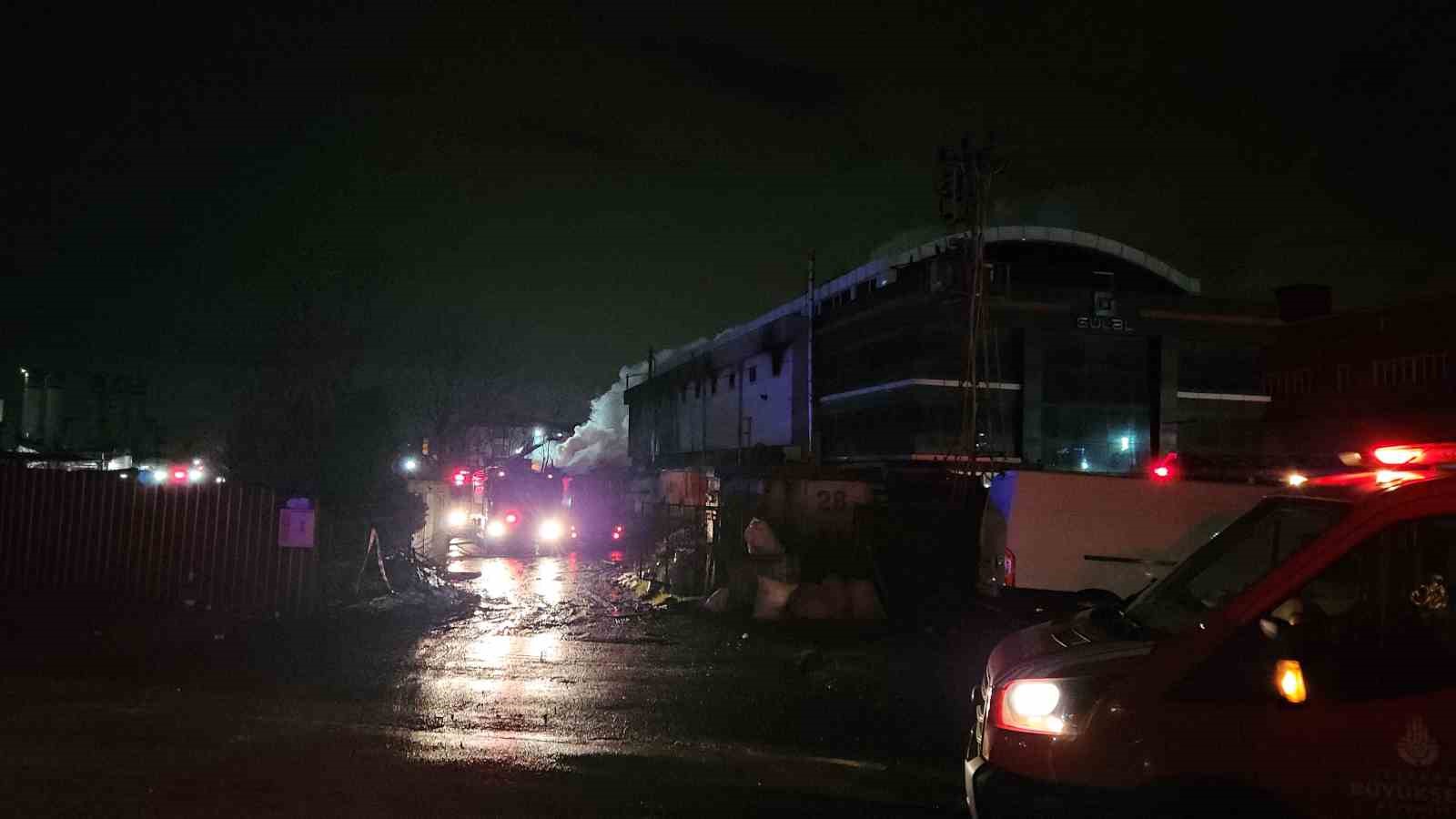 Esenyurt’taki fabrika yangını 6 saattir devam ediyor
