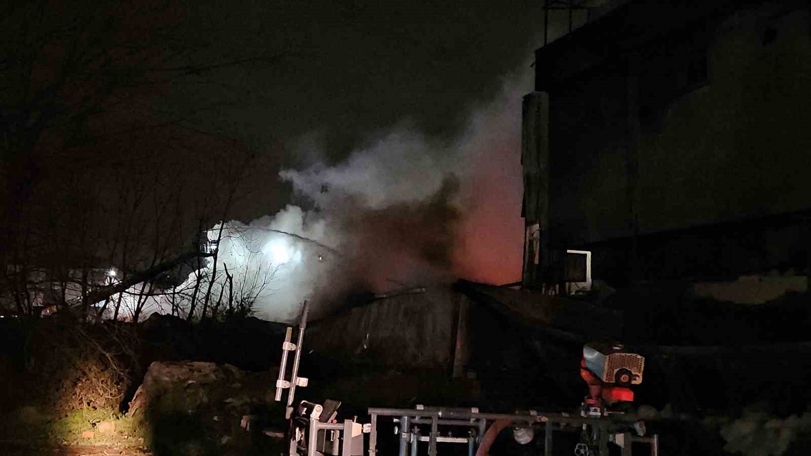 Esenyurt’taki fabrika yangını 6 saattir devam ediyor
