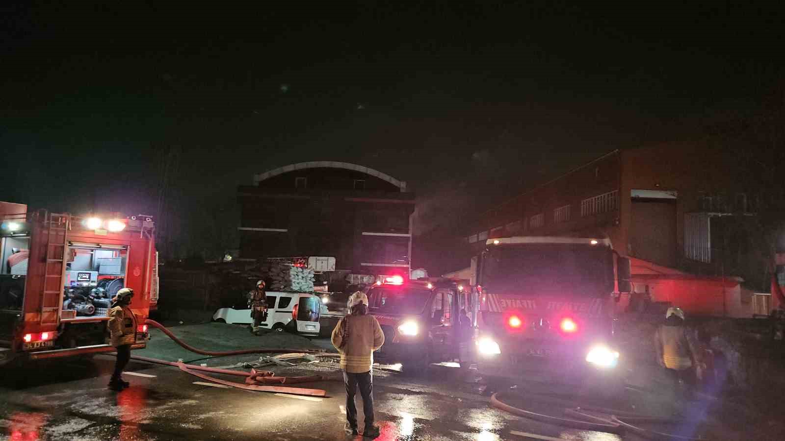 Esenyurt’taki fabrika yangını 6 saattir devam ediyor
