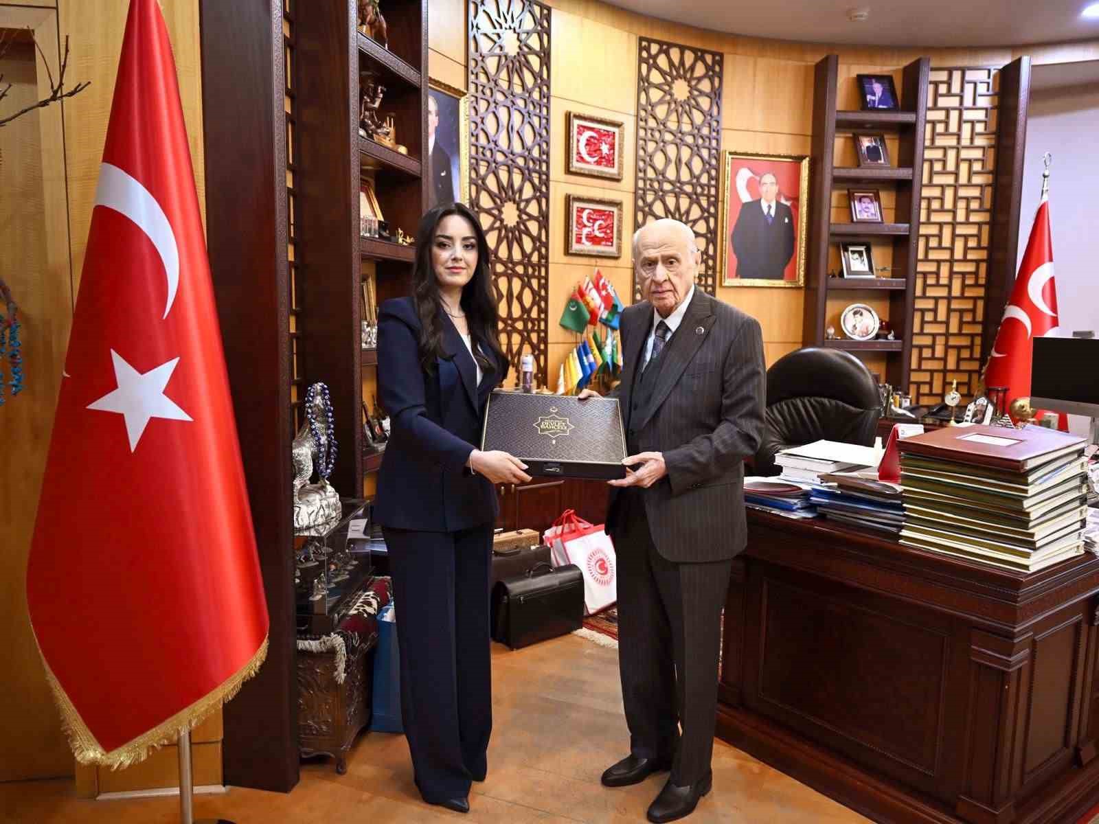 ‘Eserlerle Devlet Bahçeli’ kitabı kamuoyuna sunuldu
‘Eserlerle Devlet Bahçeli’ kitabı kamuoyuna sunuldu