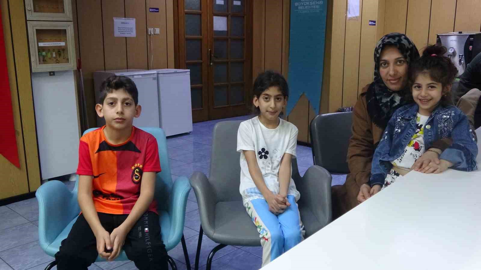 Eşi cezaevine giren kadın çocuklarıyla birlikte hastane mescidine sığındı
Eşi cezaevine giren kadın çocuklarıyla birlikte hastane mescidine sığındı