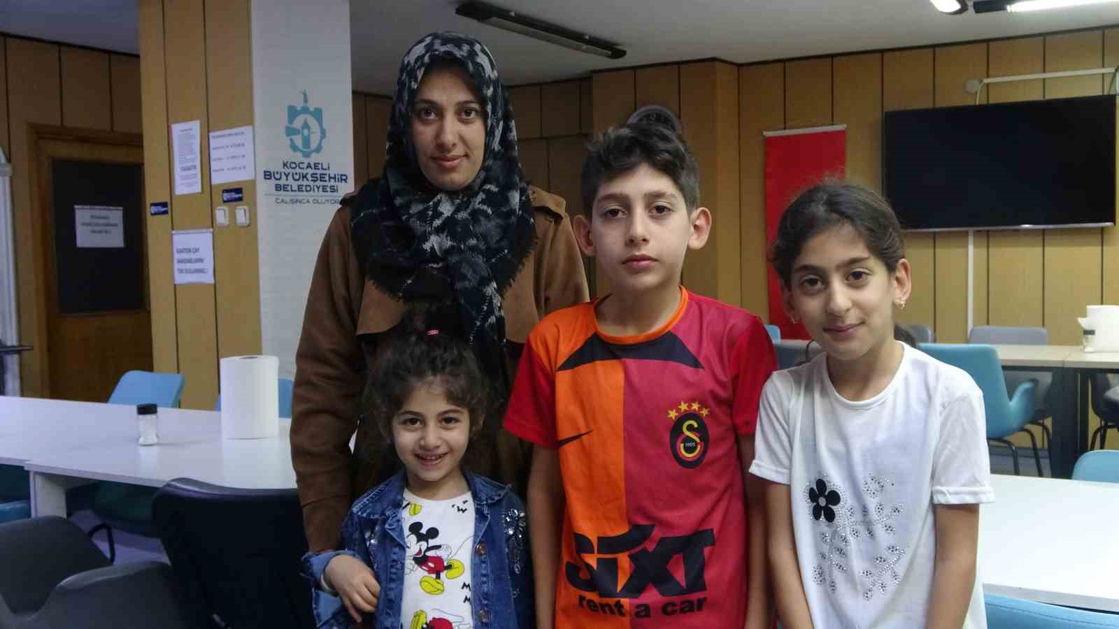 Eşi cezaevine giren kadın çocuklarıyla birlikte hastane mescidine sığındı
Eşi cezaevine giren kadın çocuklarıyla birlikte hastane mescidine sığındı