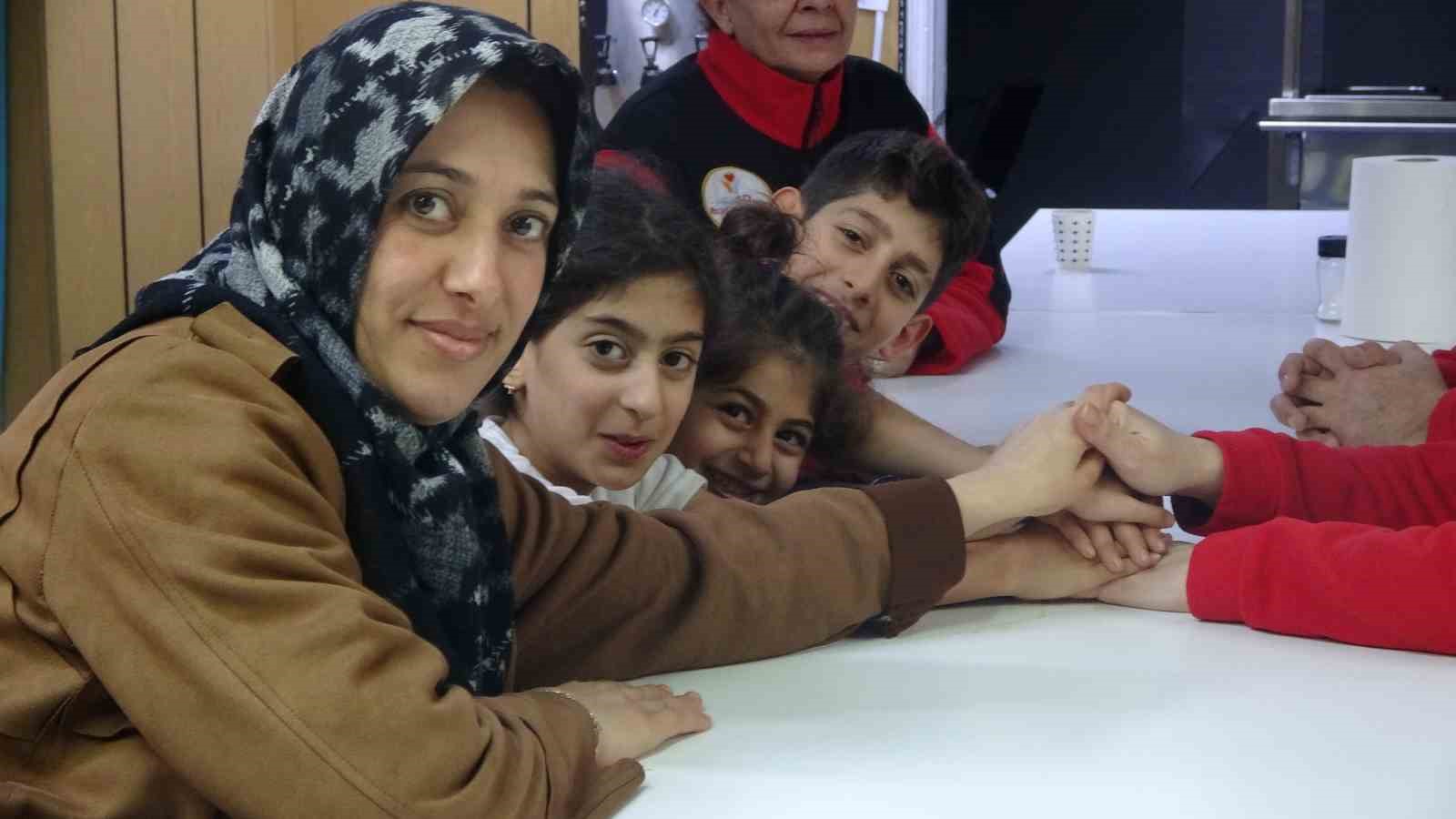 Eşi cezaevine giren kadın çocuklarıyla birlikte hastane mescidine sığındı
Eşi cezaevine giren kadın çocuklarıyla birlikte hastane mescidine sığındı