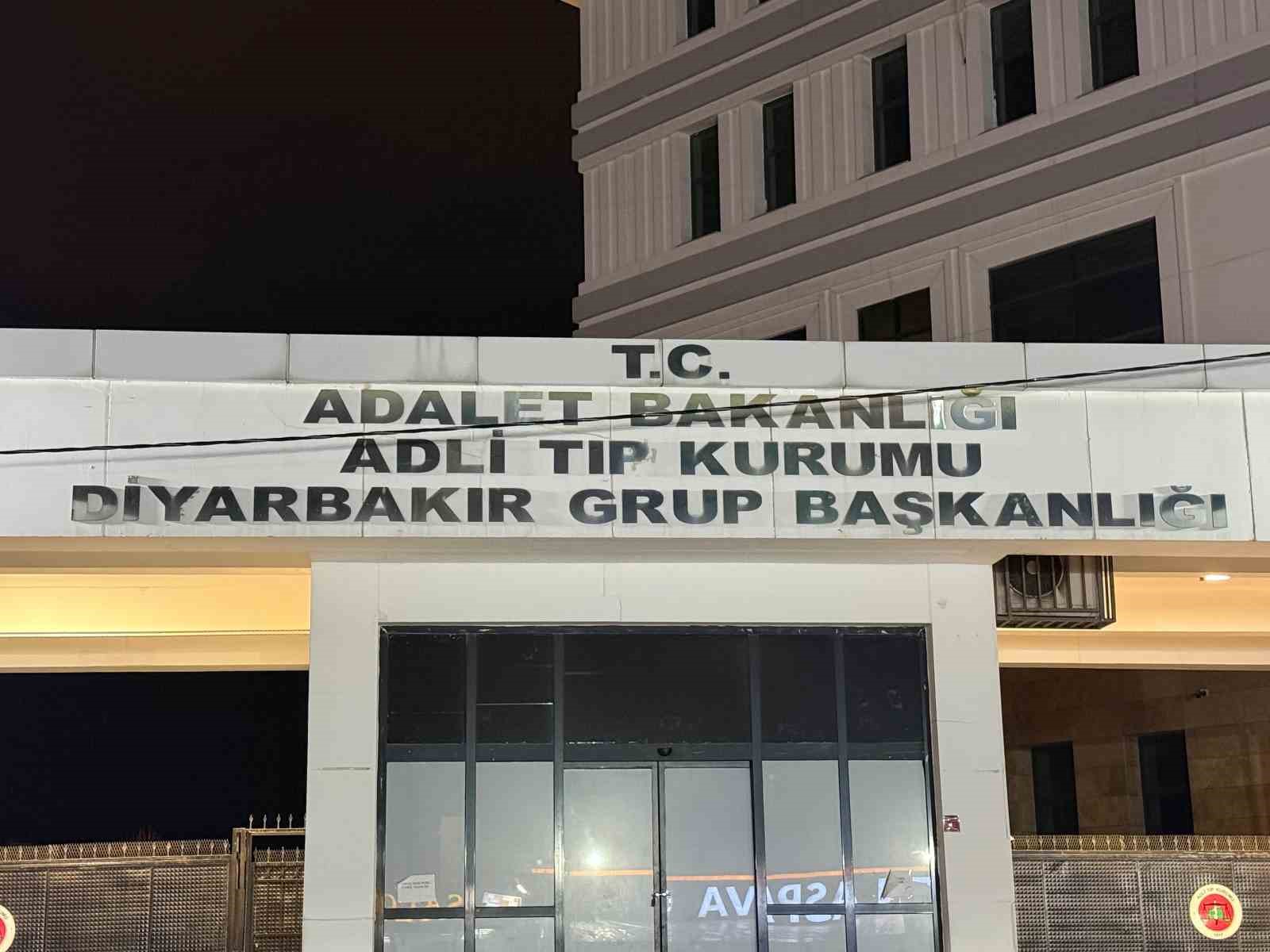 Eşi ile uygunsuz şekilde yakaladığı adama kurşun yağdırdı: 1 ölü, 1 yaralı
