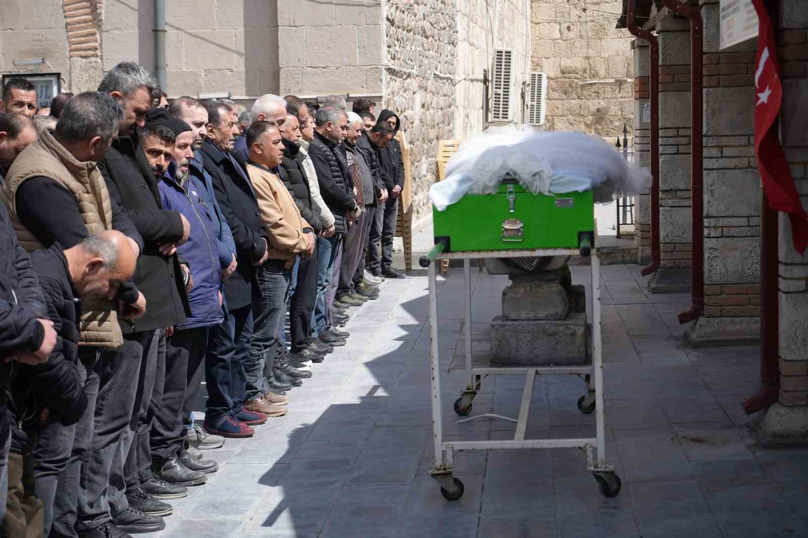 Eşi tarafından bıçaklanan 3 çocuk annesi kadın son yolculuğuna uğurlandı
