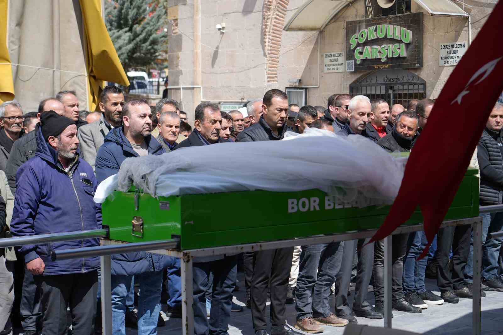 Eşi tarafından bıçaklanan 3 çocuk annesi kadın son yolculuğuna uğurlandı
