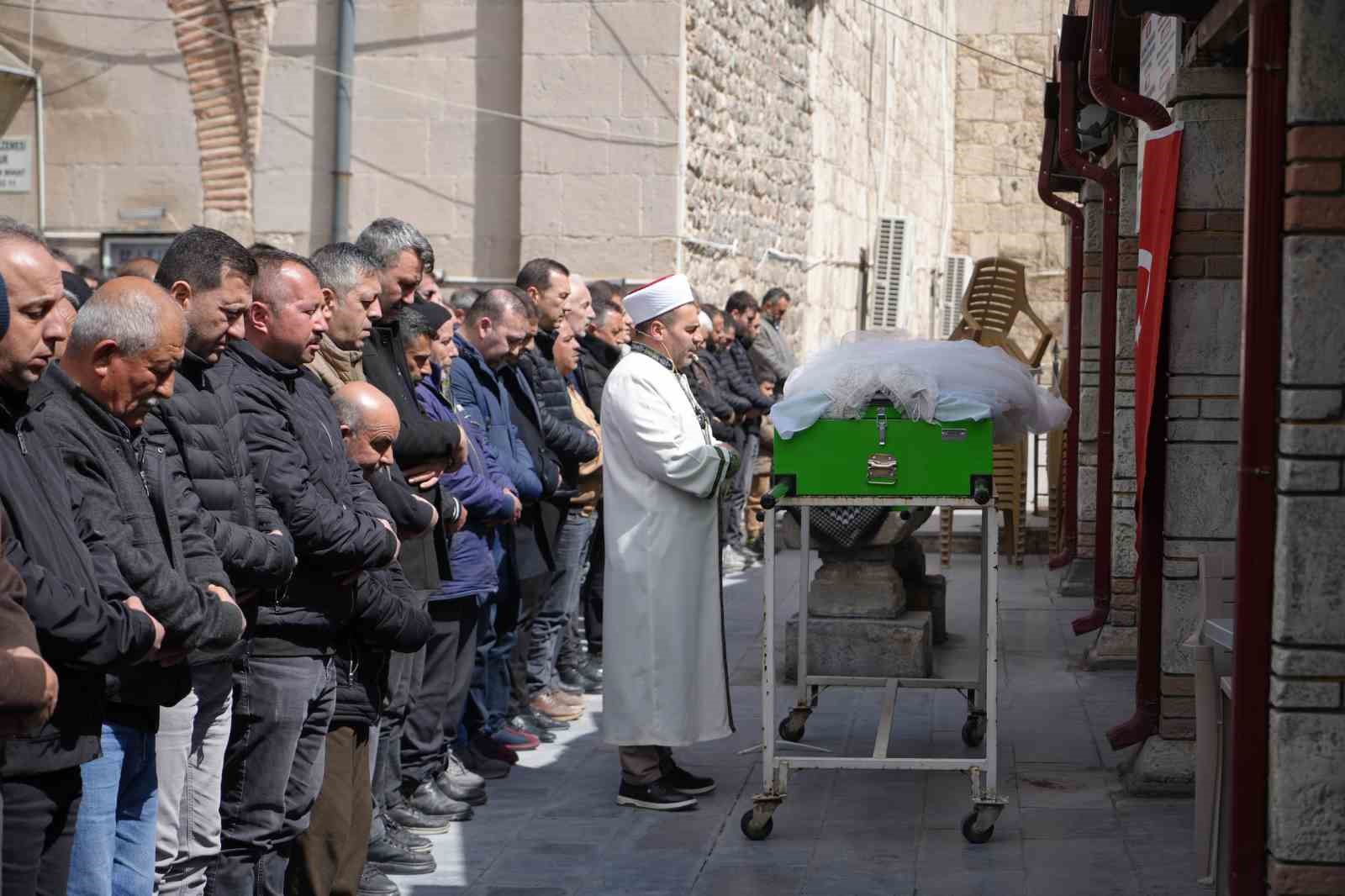 Eşi tarafından bıçaklanan 3 çocuk annesi kadın son yolculuğuna uğurlandı
