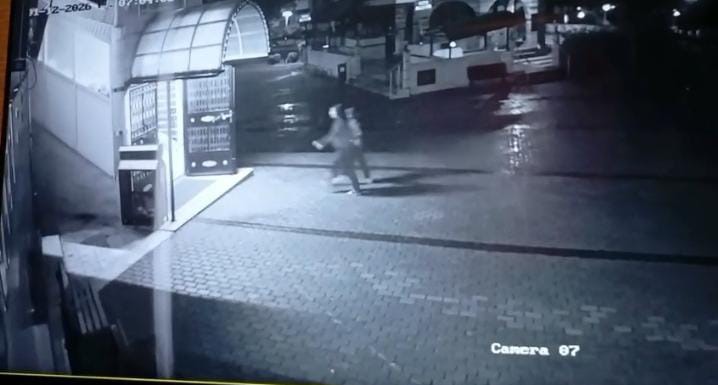 Eşi tarafından darp edilen kadın çocuğu ile birlikte camiye böyle sığındı
