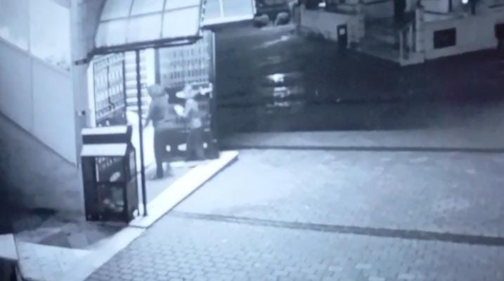 Eşi tarafından darp edilen kadın çocuğu ile birlikte camiye böyle sığındı
