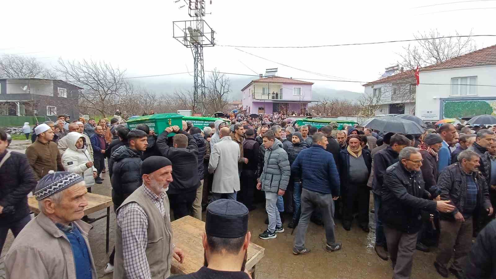 Eşi ve ailesini katletmişti: 4 kişi yan yana toprağa verildi
