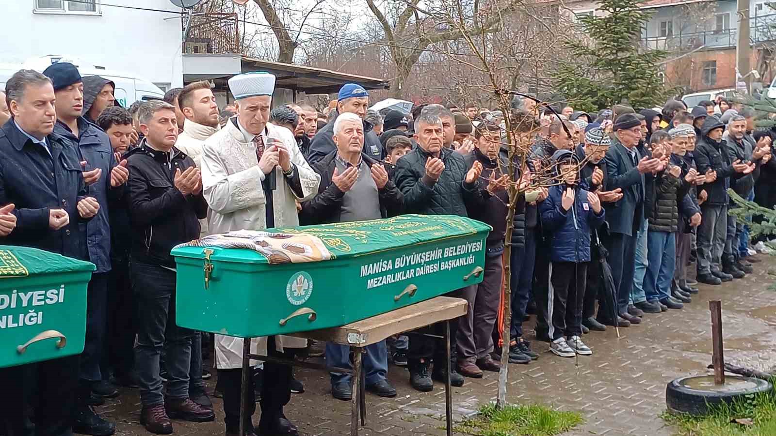 Eşi ve ailesini katletmişti: 4 kişi yan yana toprağa verildi
