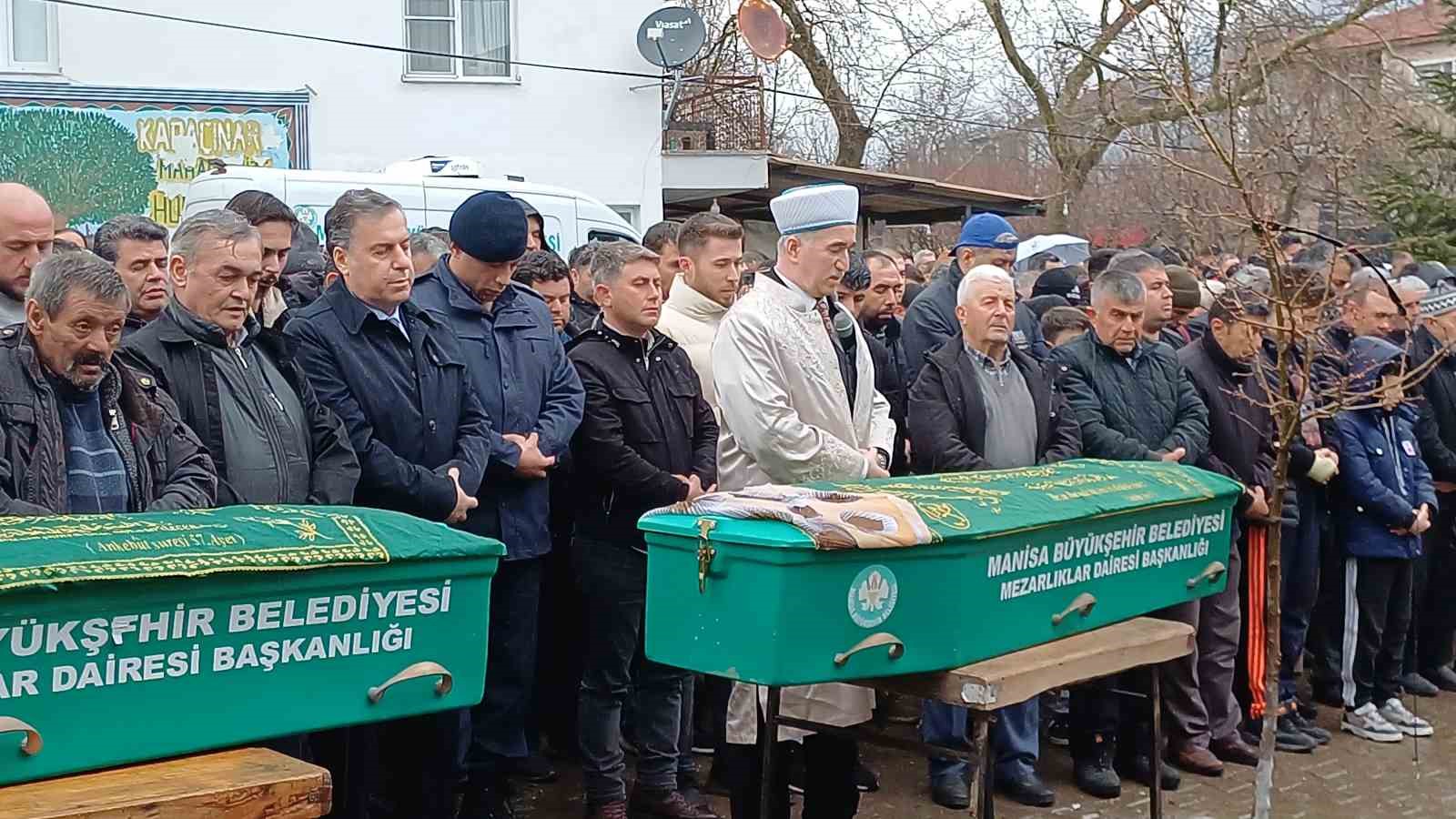 Eşi ve ailesini katletmişti: 4 kişi yan yana toprağa verildi
