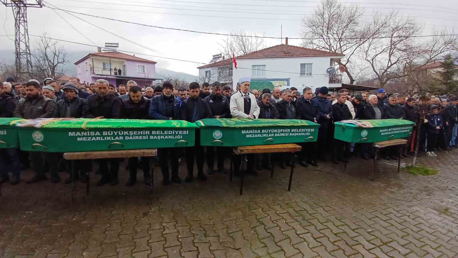 Eşi ve ailesini katletmişti: 4 kişi yan yana toprağa verildi
