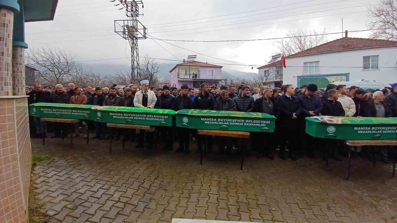 Eşi ve ailesini katletmişti: 4 kişi yan yana toprağa verildi
